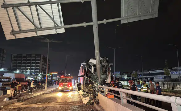 Yolcu otobüsünün tabela direğine çarpması sonucu 11 kişi yaralandı