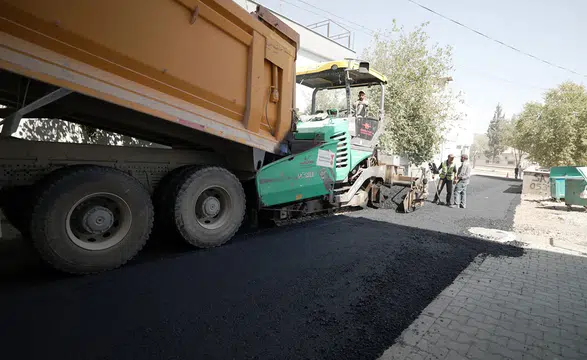 Kahramanmaraş’ın Göksun ve Dulkadiroğlu ilçelerinde yollar yenileniyor