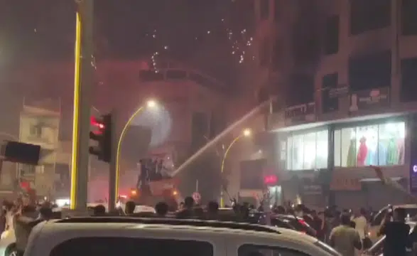 Havai fişekler nedeniyle yangın çıktı, itfaiye eri yaralandı