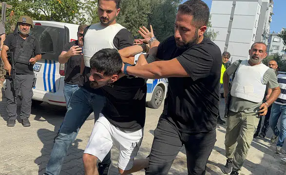 Polise el bombası ve tabancayla direnen firari hükümlü yakalandı
