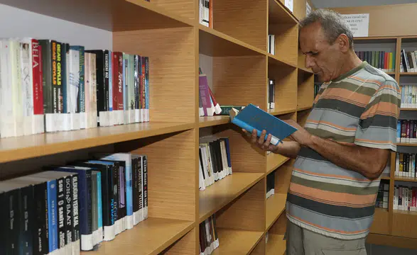 Okuma alışkanlığını 56 yıldır sürdüren kitapseverin kütüphane ikinci evi oldu