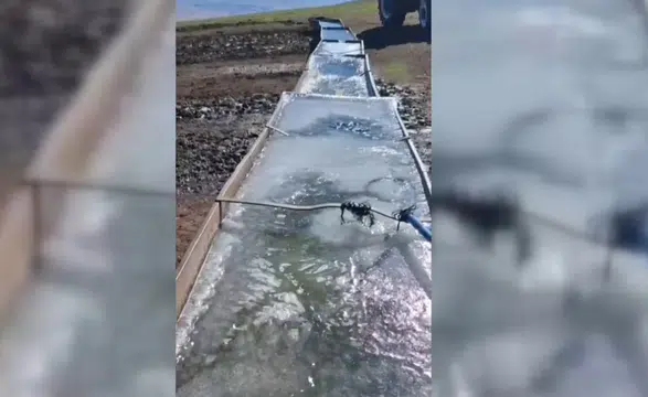 Kars'ta soğuk hava nedeniyle su savakları dondu