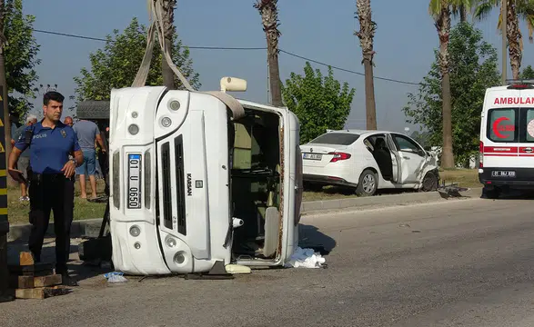 Otomobilin minibüse çarptığı kazada 1 kişi hayatını kaybetti