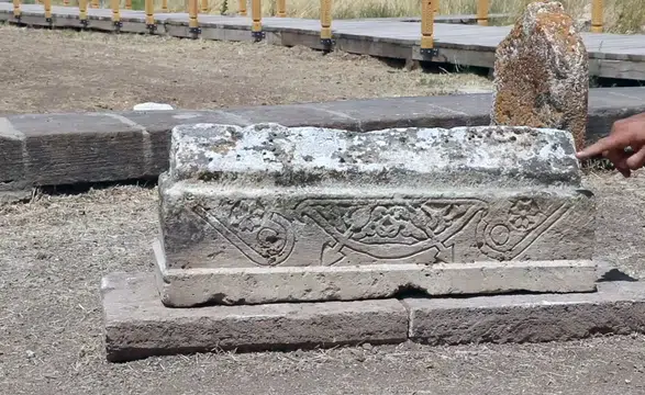 Gevaş Selçuklu Mezarlığı'nda çevgan motifli çocuk mezar taşı ortaya çıkarıldı