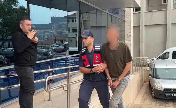 17 yaşındaki kızlarını darbedip zincirle bağladılar