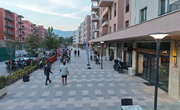 Depremlerde yıkımın yaşandığı Atatürk Caddesi yeni iş yerleriyle hareketlendi