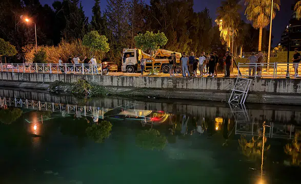 Sulama kanalına düşen otomobilin sürücüsünü vatandaşlar kurtardı