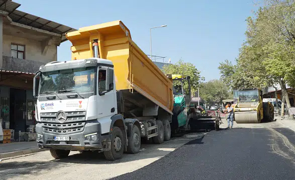 Kahramanmaraş’ın ilçelerinde yollar yenileniyor, ulaşım güçleniyor