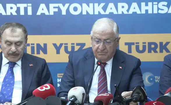 Milli Savunma Bakanı Güler, Afyonkarahisar'da partisinin il teşkilatıyla buluştu