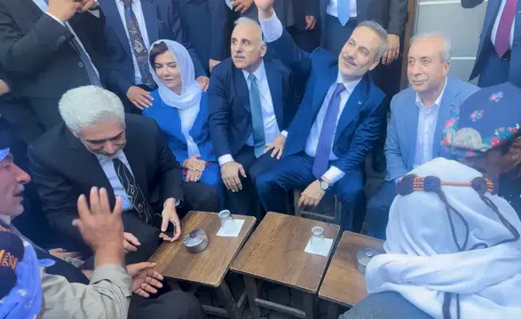 Dışişleri Bakanı Fidan, Diyarbakır'da esnaf ziyaretinde bulundu