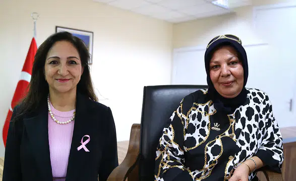 Kızının ısrarıyla hastaneye giden kadın meme kanserini yendi