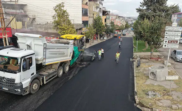 Kahramanmaraş’ta altyapısı tamamlanan yollar asfaltla yenileniyor