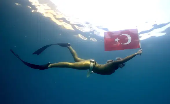 Şahika Ercümen, Cumhuriyet Bayramı'nı su altında Türk bayrağıyla kutladı