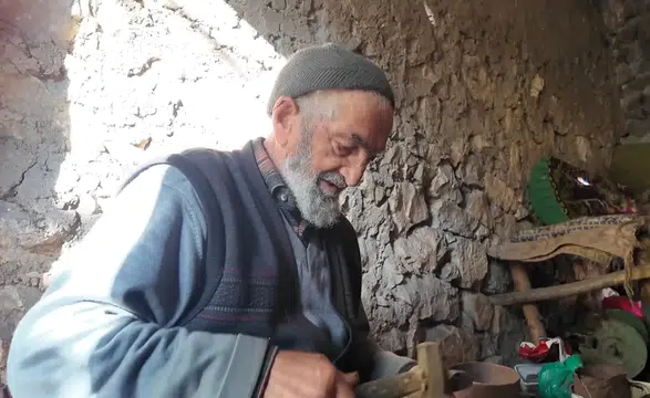 Nurettin usta 60 yıldır aynı örste nal dövüyor