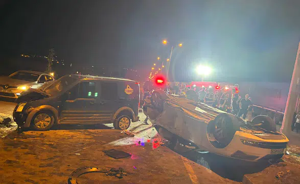 Çarpışan araçlar refüjdeki yayaları ezdi