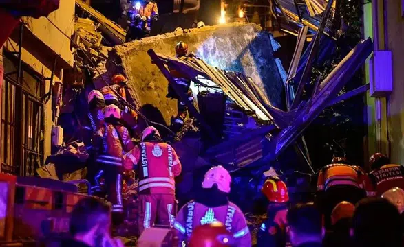 İstanbul Beyoğlu'nda 4 katlı metruk bina çöktü! Ekipler olay yerinde