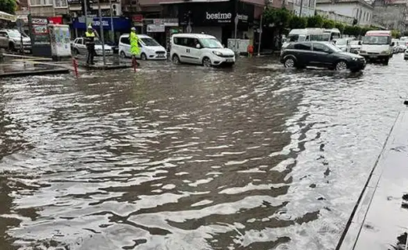Hatay’ı sağanak ve dolu vurdu! Ev ve iş yerlerini su bastı
