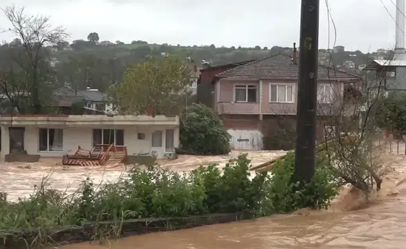 Sağanak nedeniyle dereler taştı, evleri su bastı, yollar ulaşıma kapandı