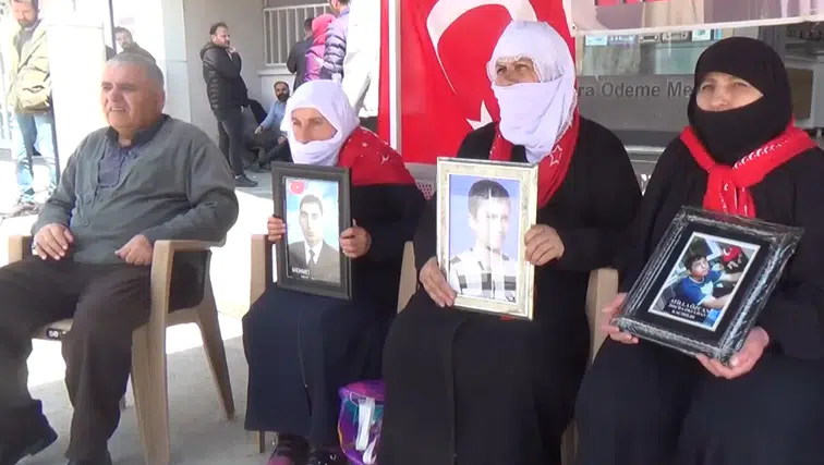 Muş'ta aileler DEM Parti önündeki eylemlerini sürdürdü