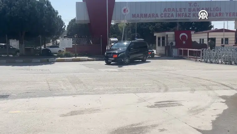 CHP Genel Başkanı Özel, İmamoğlu'nu cezaevinde ziyaret etti