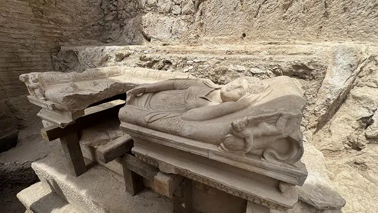 Olympos'ta anıtsal mezar ve içerisinde aristokrat bir kadına ait lahit bulundu