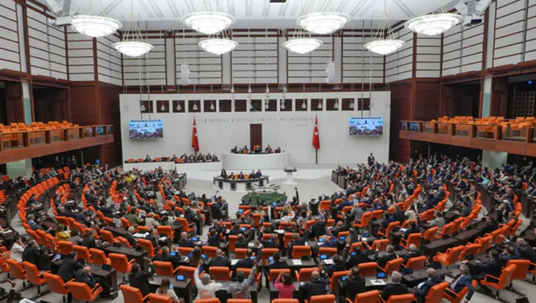 Emniyet teşkilatı ve basına yönelik düzenlemeleri de içeren kanun teklifi TBMM'de