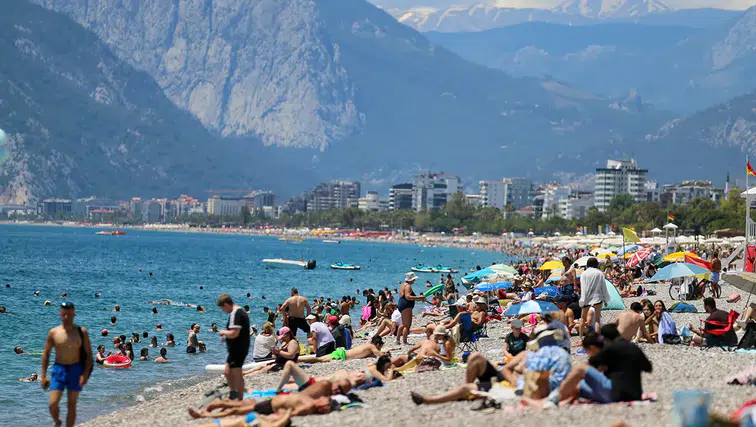 Antalya sahillerinde arife günü yoğunluğu yaşanıyor