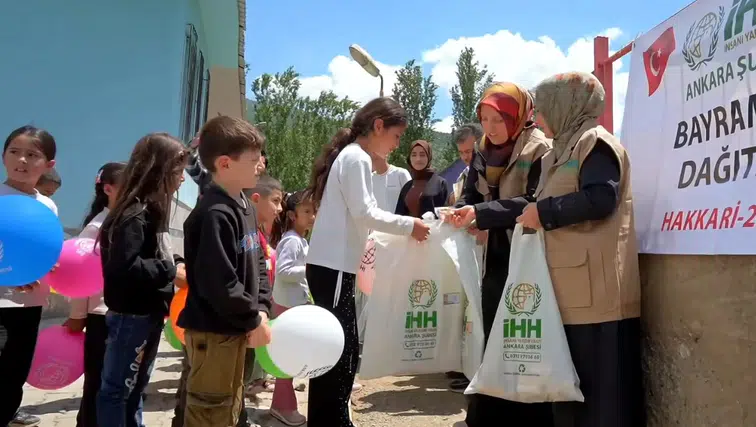 Irak sınırında yaşayan çocukları bayramlıklarla sevindirdiler