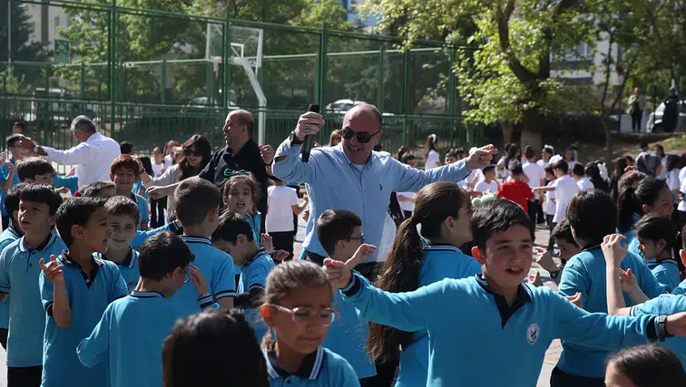 İlkokul öğrencileri oyun havasıyla enerji topladıktan sonra dersbaşı yapıyor