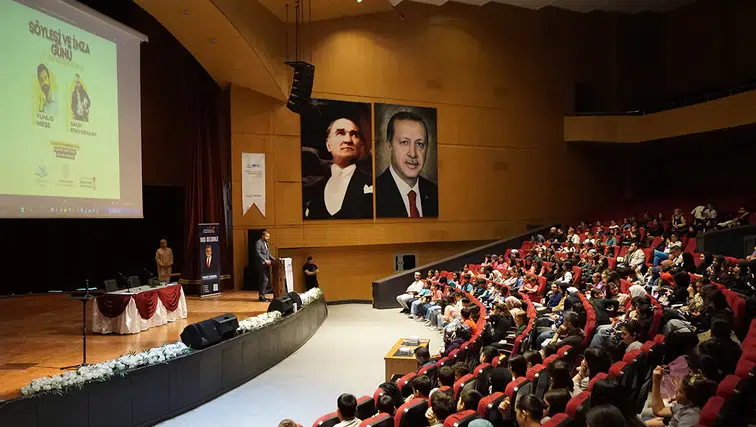 Yazarlar minik edebiyatseverlerle bir araya geldi