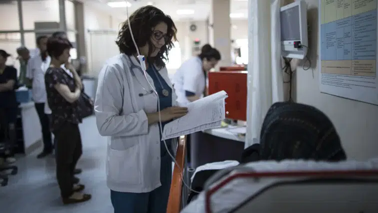 Bayramda 462 bin 198 sağlık çalışanı görev başında olacak