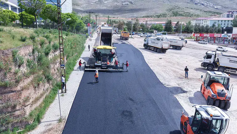 Büyükşehir, Elbistan Devlet Hastanesi yolunu sıcak asfaltla kaplıyor