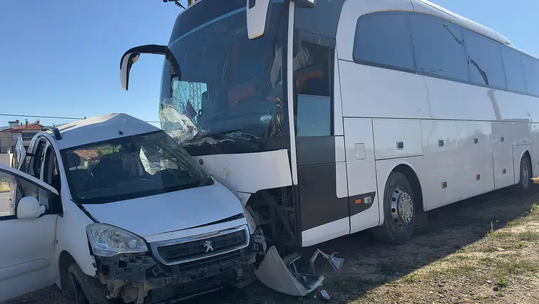 Tur otobüsüyle çarpışan araçtaki sürücü hayatını kaybetti