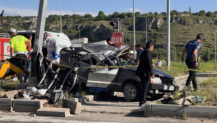 Kayseri'de iki otomobilin çarpıştığı kazada 3 kişi öldü, 5 yaralı