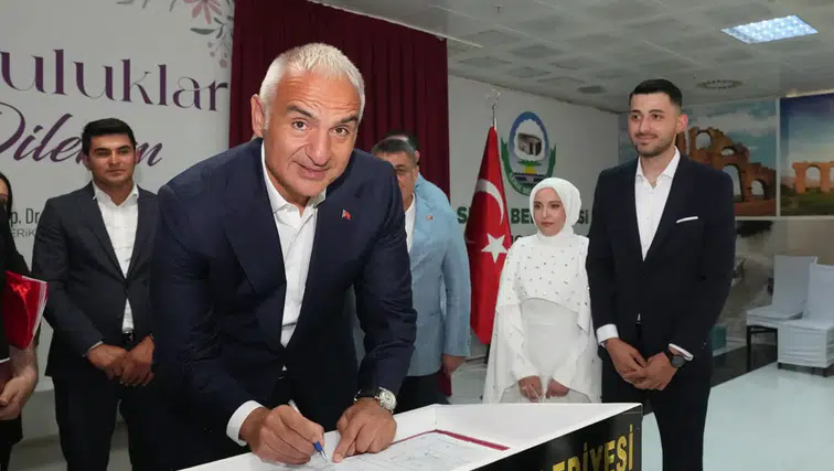 Bakan Ersoy, Antalya'da yeni evlenen çiftin nikah şahidi oldu