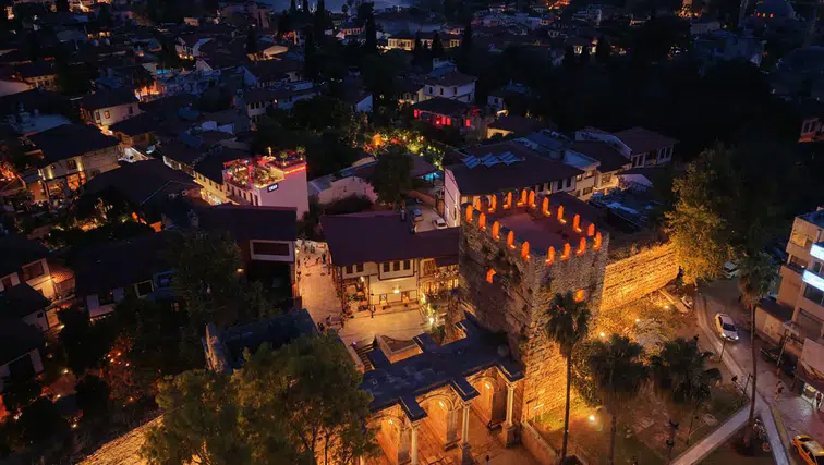 Antalya'nın simge yapısı Üçkapılar gece de ihtişamıyla öne çıkacak
