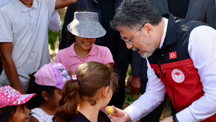 Bakan Yumaklı, Malatya'da kayısı hasadına katıldı