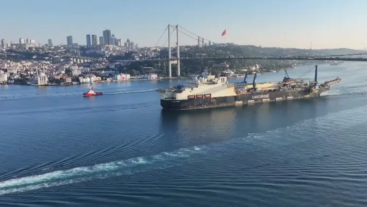Doğal gaz boru hattı döşeme gemisi İstanbul Boğazı'ndan geçti
