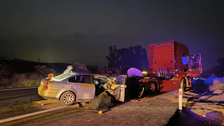 Adana'da otomobilin tıra çarptığı kazada 2 kişi öldü