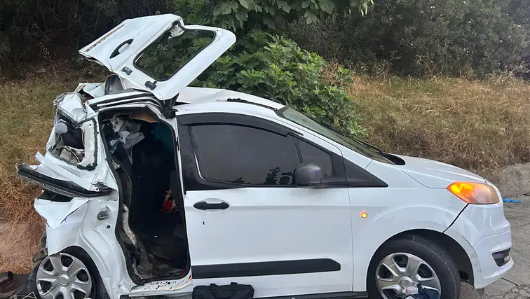 Mersin'de tırın çarptığı hafif ticari araçtaki 2 kişi öldü, 2 kişi yaralandı