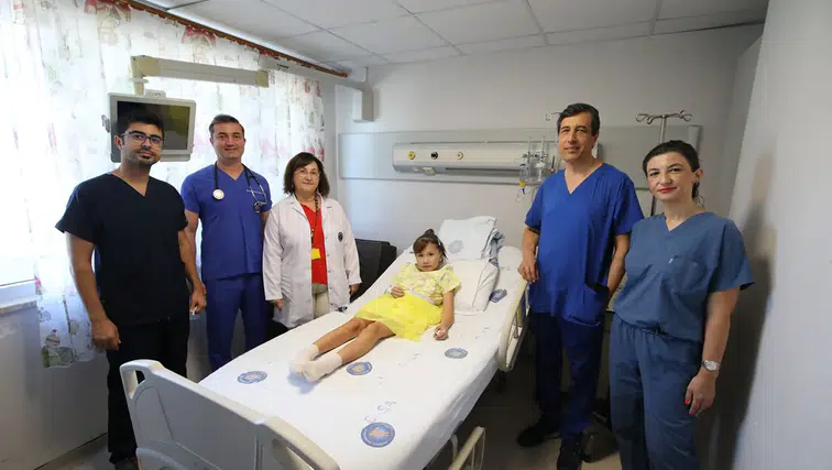Kırgızistanlı çocuk Akdeniz Üniversitesi Hastanesi'nde sağlığına kavuştu