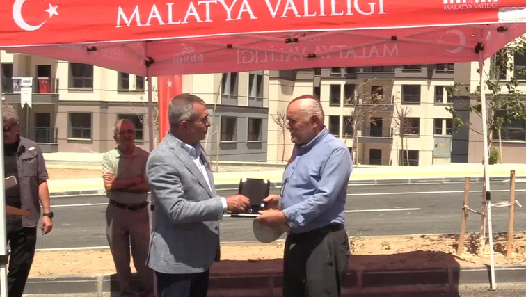 4 bin 359 deprem konutu ve 115 iş yeri hak sahiplerine teslim edildi