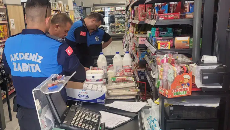 Şikayet üzerine denetlenen zincir markette tarihi geçmiş ürünler bulundu