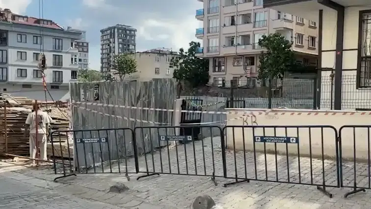 Giriş katında çökme meydana gelen 5 katlı bina boşaltıldı