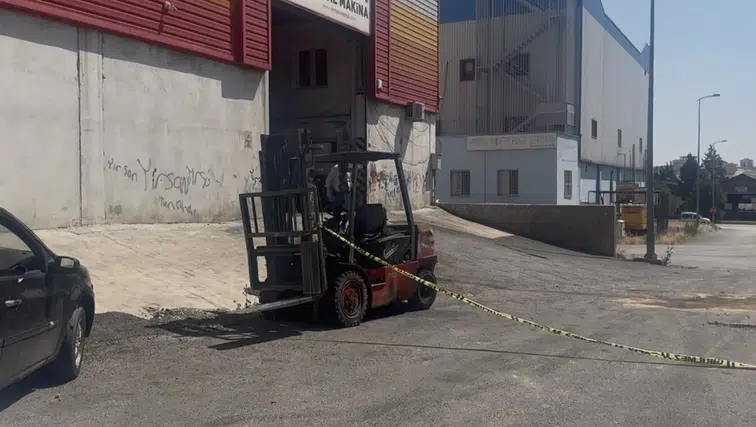 Devrilen iş makinesinin altında kalan kişi canından oldu