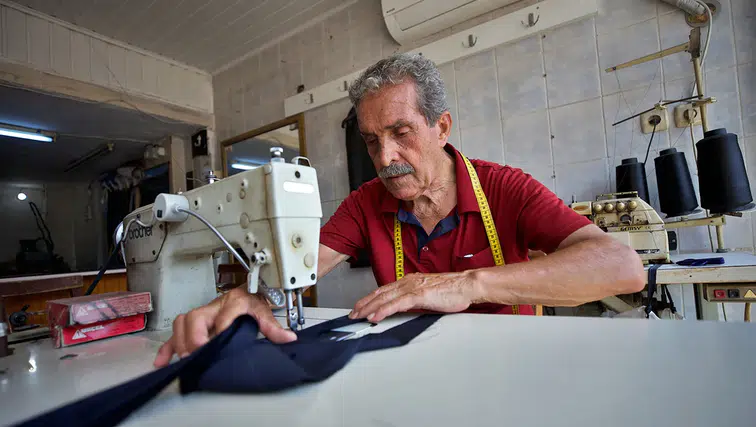 Osmaniyeli terzi 67 yıldır makası elinden bırakmıyor