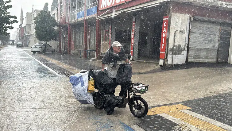 Adana'da sağanak ve şiddetli rüzgar hayatı olumsuz etkiledi