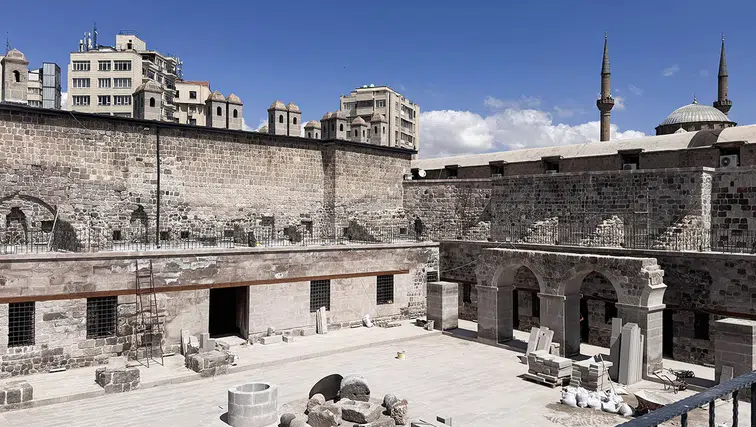 Toprak dolgudan kurtarılan tarihi han turizme kazandırılıyor