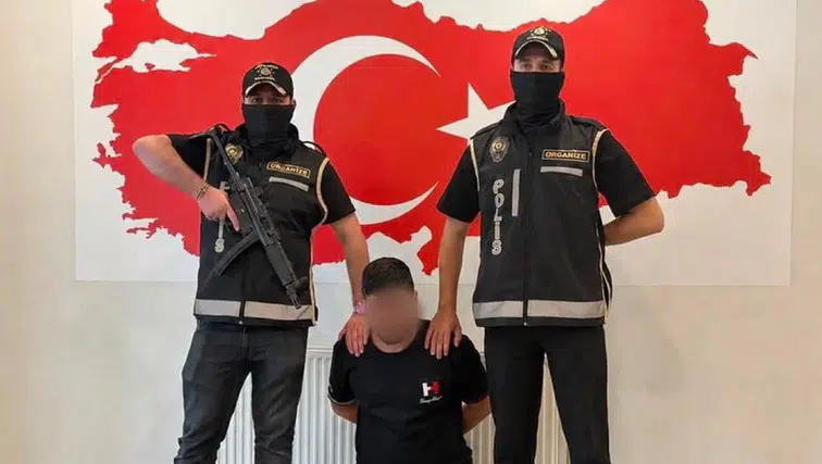 Aranan suç örgütü şüphelisi Bakü’de yakalandı, Türkiye’ye getirildi