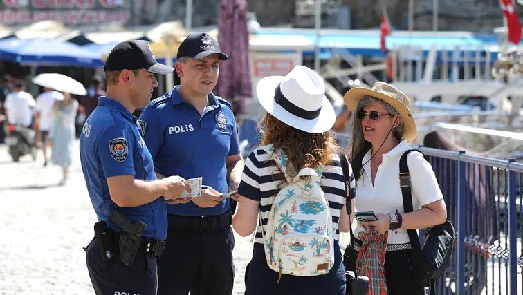 Antalya'da turizm polisleri, tatilcilerin huzuru için sahada